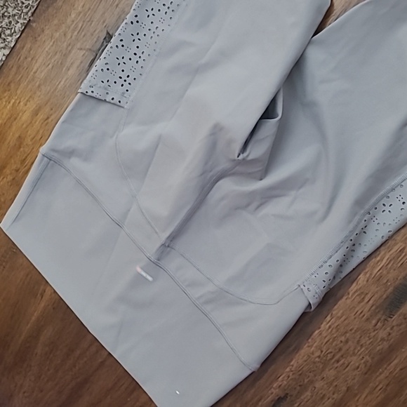 Aerie high rise laser cut floral 7/8 leggings women’s sz large.  Like New - Picture 5 of 7